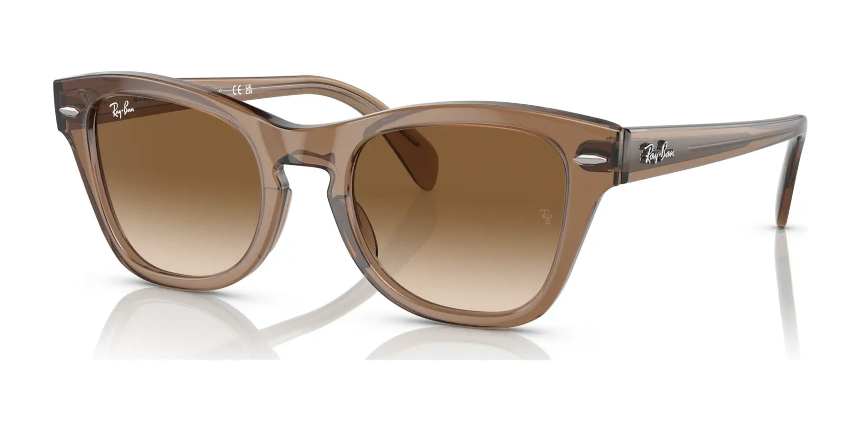 These Ray-Ban RB0707S sunglasses boast a chic brown gradient and a transparent acetate frame, accentuated by a logo on the temples, all in a refined square shape.